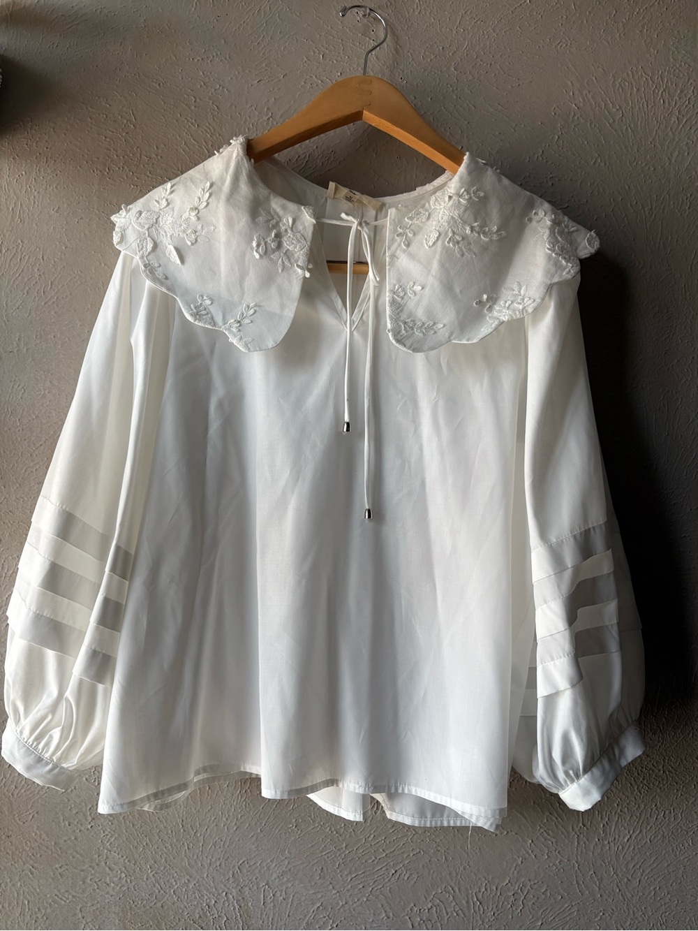 entro White Embroidered Peter Pan Collar Blouse